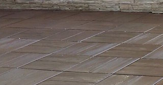 Бетонная брусчатка двора в Астрахани в октябре