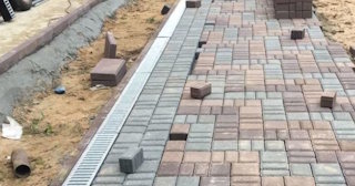 Профессиональная укладка плитки на улице в Астрахани в октябре
