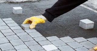 Монтаж тротуарной плитки на даче в Астрахани в октябре