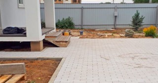 Укладка тротуарной плитки во дворе в Астрахани в октябре