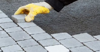 Укладка брусчатки в Астрахани - цена от 822 руб. за м2 | ТротуарнаяПлитка