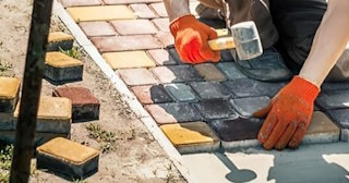 Укладка брусчатки «старый город» три цвета в Астрахани в октябре