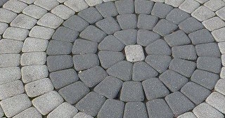 Профессиональная укладка клинкерной брусчатки в Астрахани в октябре
