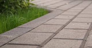 Профессиональная укладка тротуарных дорожек в Астрахани в октябре